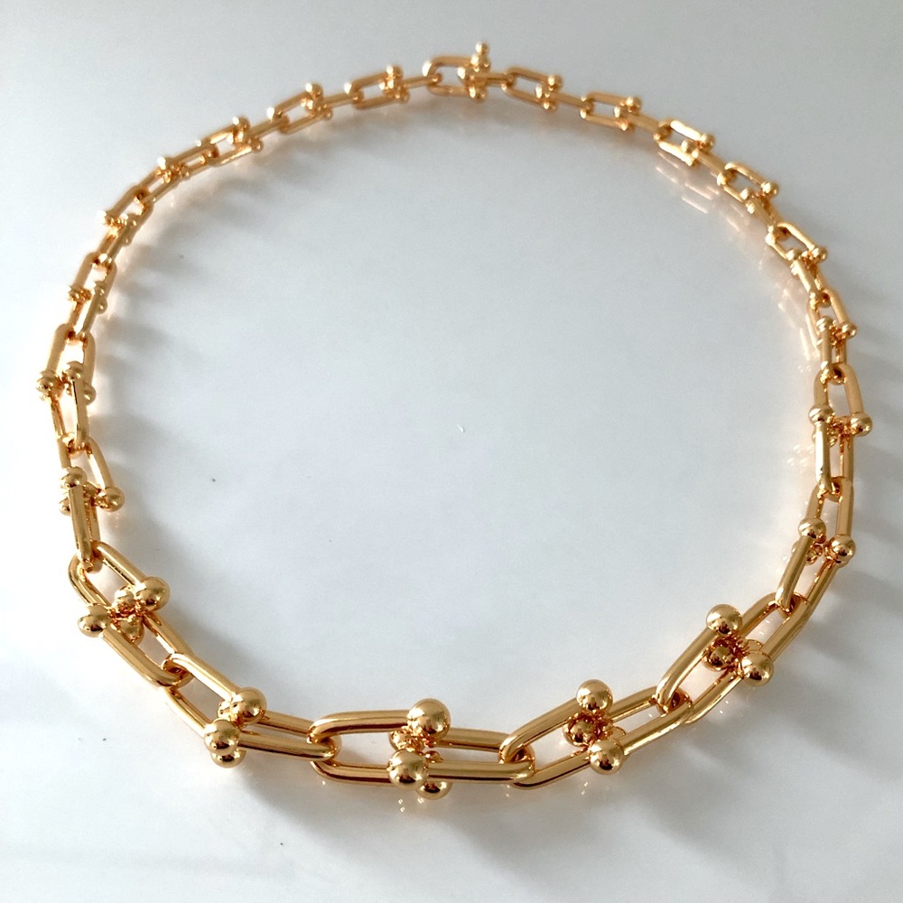 Gold Hardware Graduated Link U Necklace - Picture 12 of 12